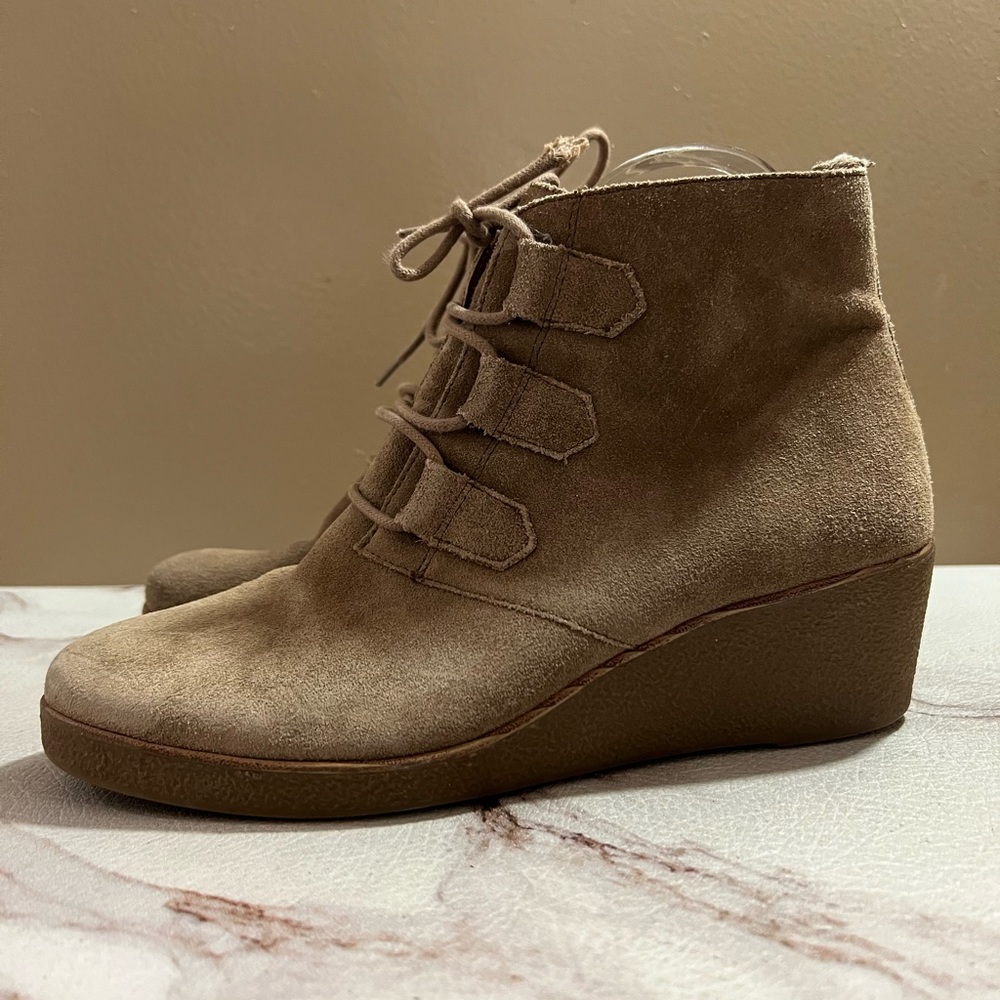 Lucky Brand Jaemma Suede Wedge Ankle Boots Size 8 Tan / Taupe. - Picture 1 of 9
